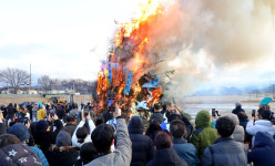 [포토뉴스] 경주 서천둔지서 달집태우기... 안녕 기원