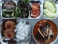 영천중학교, 노후 급식 식판 전면 교체…학생 만족도 높아져