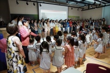 쉽게 내주는 스마트기기, 자칫 아이는 스크린중독