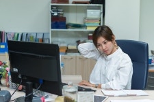 나도 혹시 일자목? 벽에 기대거나 바닥에 누워보세요