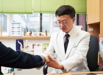 내과의사는 다양한 변화구 던지는 팔색조 같은 투수죠