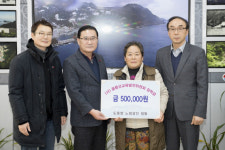 도동항노점가판대제 - 50661 | [포토뉴스] 울릉 도동항 노점상 일동 장학금 전달