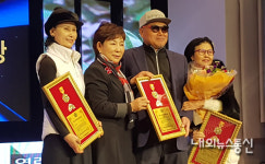  [포토뉴스] 가수 김흥국 2017 베스트 무궁화 대상 시상식서 특별상 수상  