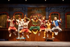 플라잉 화려한 컴백, 4일 경주공연 개막