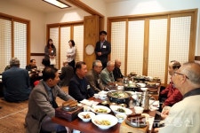 한밭대 평생교육원, 76세 이상 어르신 수강생 식사대접