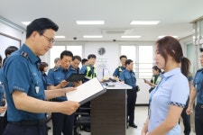 일산동부경찰서, 보이스피싱 신고 은행원에 감사장 전달