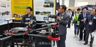 [포토] 대한토목학회 컨벤션 고갑수 회장, 드론을 활용한 건설에 대해 설명중