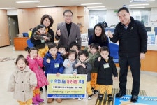 [포토]고산3동 리틀태왕어린이집, 고사리손으로 모은 성금 전달
