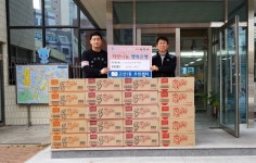 [포토]더프라임 수학학원, 이웃돕기 라면 전달