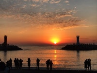 [포토뉴스] 부산 기장 동백방파제에서 소원을 비는 사람들