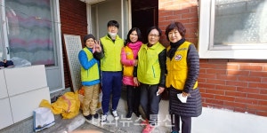 [포토]쓰레기를 치우는 사람들