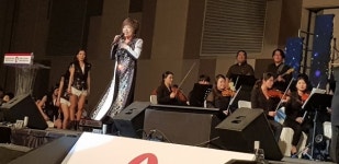 [포토] 아리랑 창립 10주년 행사서 열창하는 가수 문옥