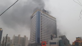 천안 쌍용동 라마다호텔 화재...소방당국 진화중