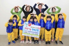 글로벌아이어린이집, 바자회 수익금 전달