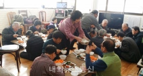 황금2동 통우회, 경로당 어르신 음식 대접해 함께 나눔을 실천