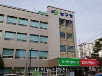 스마트폰 카카오톡으로 안부 확인 및 복지정보 제공한다