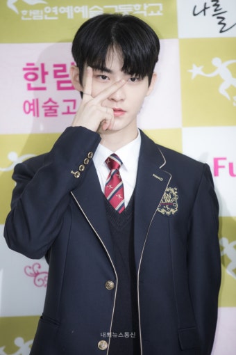 [포토] 더보이즈(THE BOYZ) 활 '손가락 사이에 눈 있어요' (한림연예예술고등학교 졸업식)