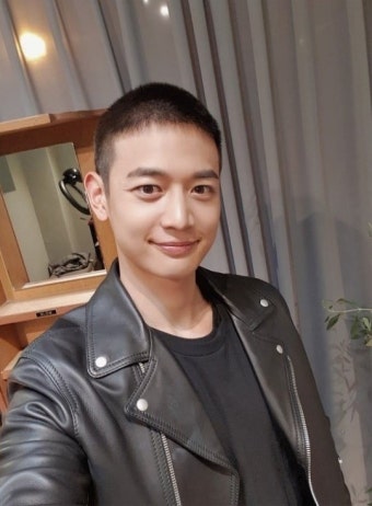 '샤이니' 민호 군입대, 삭발 사진 '눈길'...