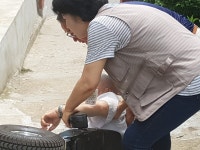 부천시체납관리단 실태조사원, 전동휠체어에 발목 끼여 쓰러진 80대 노인 구조