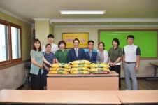 인천부평경찰서·프로사진봉사단, 다문화가정에사랑의 쌀 화환 전달