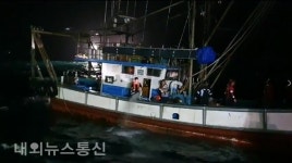 완도해경, 진도군 밀매도 5명 승선한 침수선박 구조