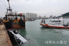 목포해경, 북항 1부두 해상 추락차량 인양...운전자 사망