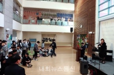 충주 칠금중학교, 더불어 배우고 나누는 교육가족 버스킹 공연
