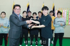 충남사격연맹, 서산여중 사격부에 총기 기증