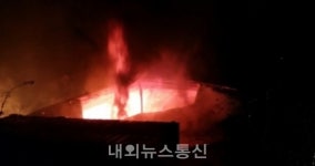 충주시 주덕읍 돈사 화재...돼지 1000여 마리 떼 죽음