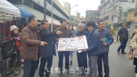 [포토] 명재성 고양시 일산서구청장, 취임 첫 행보···일산전통시장 방문