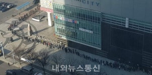 한번도 경험해보지 못한 나라의 국민 행렬..마스크로 줄세우는 나라