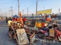 [충주/영상뉴스] 충주 무학시장 상인회 가축시장 거리 정화활동 10년만에 앓던 이 뺐다