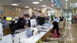 괴산군, 민원창구 투명 칸막이 설치...사회적 거리두기 적극 실천