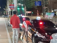 김태호 후보 거창읍 북부사거리에서 택시운전기사들에게 인사