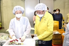제천시장, 학생 가정에 전달할 농산물 꾸러미 준비상황 점검