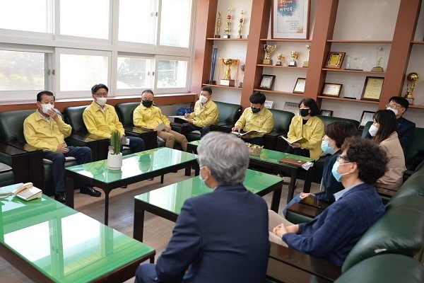 강화군, 등교개학 대비 관내 고등학교 방역망 점검 | 포토뉴스