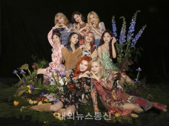 트와이스 , 신곡 'MORE & MORE'  재킷 촬영장 비하인드 단체 컷 공개