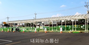 휑~한 임시 무극터미널...더위속 그늘 없어 이용불편 가중