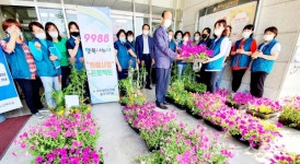 경로당 앞마당에 행복의 꽃이 피었습니다