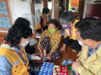 아산시보건소, 노인멘토링 대상 독거노인 가정방문 전달