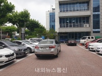 [현장뉴스] 여기 직원이다…몰상식 주차 청주 우암동행정복지센터 직원