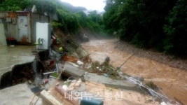 감곡면 영산로 개울가 주택 유실...1명 실종신고