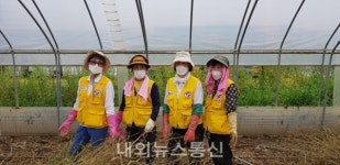 [포토]적십자봉사원, 천안 수해지역복구봉사 중