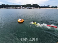 울진해경, 영덕군 오포 해변 튜브 표류 일가족 구조