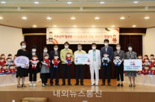 아산시노인종합복지관, AI 돌봄로봇 효돌· 효순이 전달