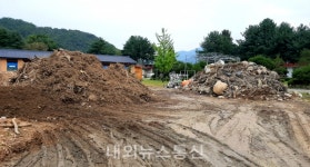 폐교 상평분교에 쌓인 폐석과 흙더미...폐비닐 더해 흉물