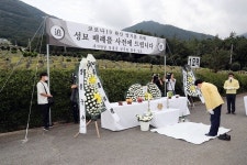 장흥군 공무원, 추석 귀성자제 위한 합동 성묘 지내