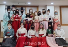 국내 원어민 강사들, 모명재 한국전통문화체험관에서 한복 입고 전통문화 체험