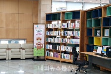 충주시립도서관 1층 로비에서 책 교환 장터 열려