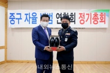 대구 중구청, 자율방범대에  향촌동 수제화 골목에서 직접 만든 근무화 전달